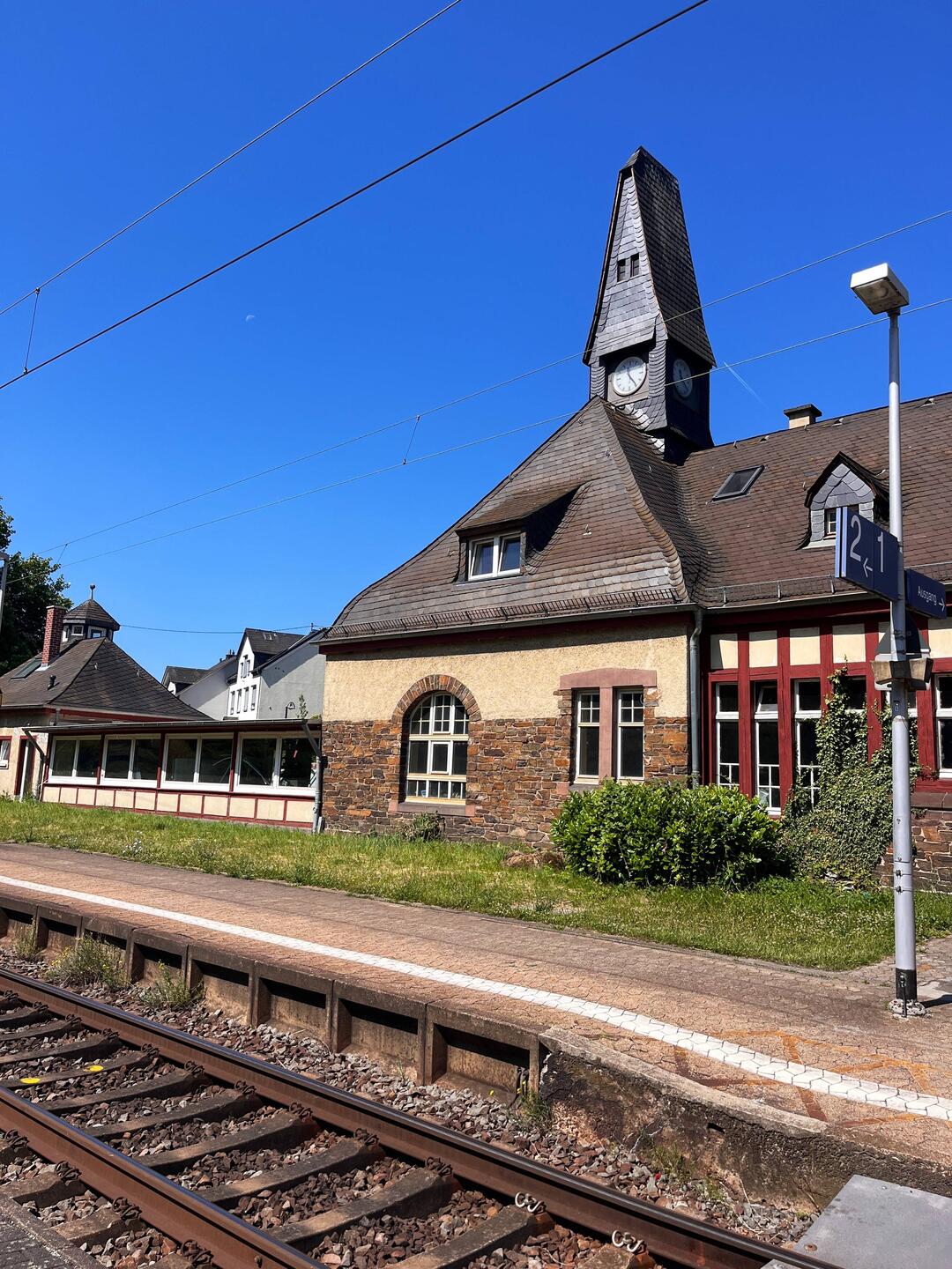 Bahnhof Winningen, man quert die Gleise