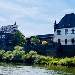 Oberburg Gondorf und Stammsitz der Fürsten von der Leyen, die B416 führt mitten hindurch