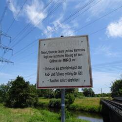 Der Rheinauenweg in der Nähe der Raffinerien