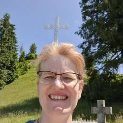 Vor dem Kreuz des Klosters