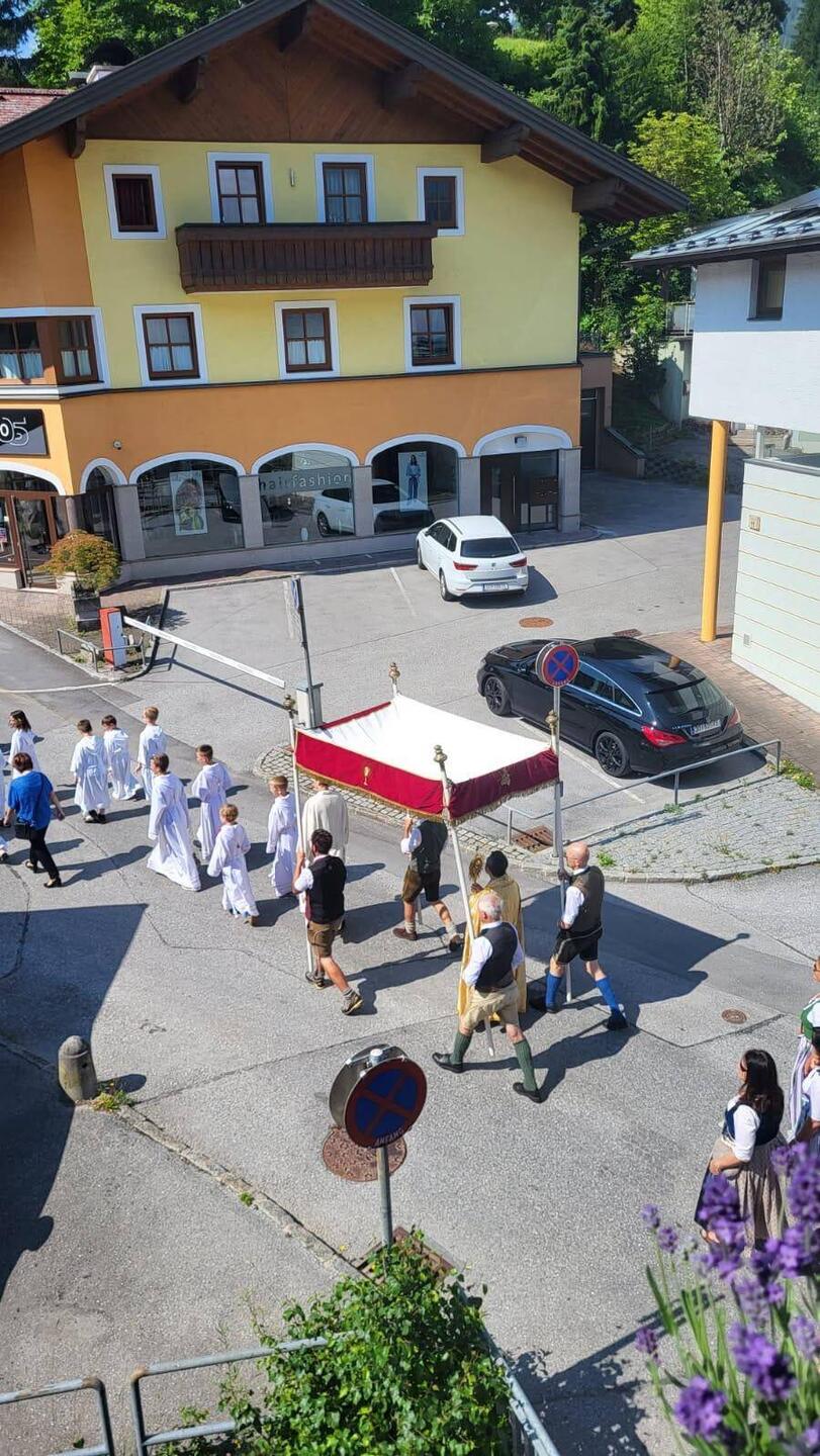 La procession en ce jour de fête religieuse .