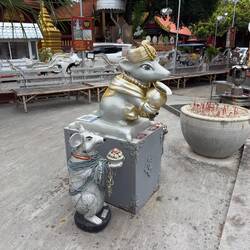 A mouse in front of a Ganesh statue, Wat Sri Suphan.