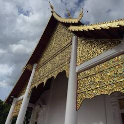 The modern temple on the grounds of Wat Chedi Luang.