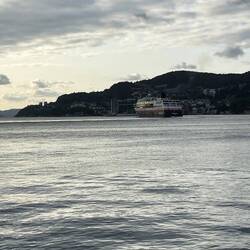 ein Hurtigruten-Schiff macht sich auf die Reise zum Nordkap