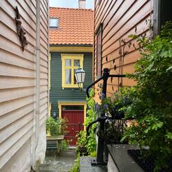 Schöne Gassen am Fuße des Fløyen