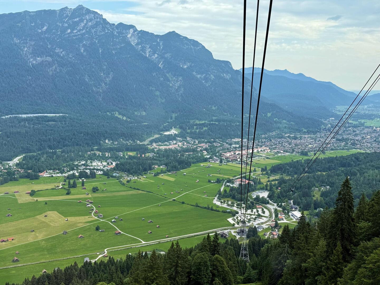 in der Alpspitzbahn mit Blick auf Garmisch-Partenkichen