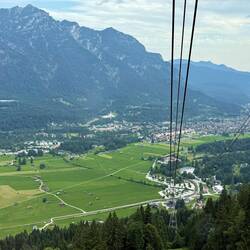 in der Alpspitzbahn mit Blick auf Garmisch-Partenkichen