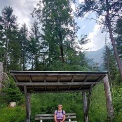 Diese überdachten Bänke finder wir sehr sinnvoll!👍