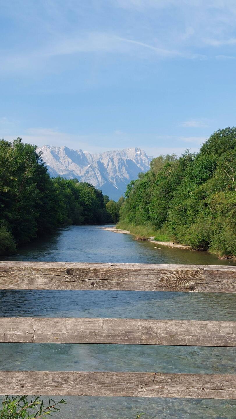 Heute rückt das Zugspitzmassiv hinter der Loisach ins Blickfeld!