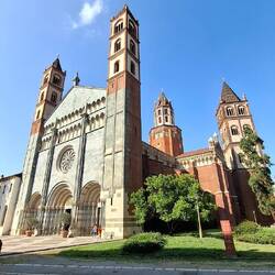 De basiliek van Sint-Andrea maakt indruk.
