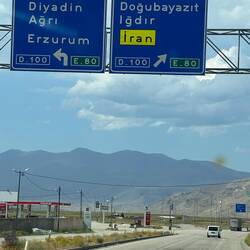 Der Grenze zum Iran entlang geht es nordwärts, links türkischer, rechts iranische Wachtürme