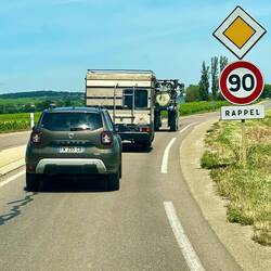 Ganz vorne der besondere Traktor für die Rebberge.