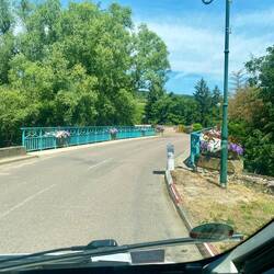 Die geschmückte Brücke in Santenay.
