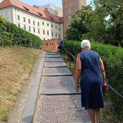 zuerst die Stufen hinauf,