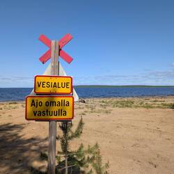 Im Winter mit dem Schneemobil über den gefrohreren See heizen