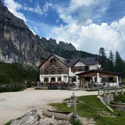 Very cute rifugio at the lake