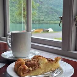 Apfelkuchen und Cappuccino