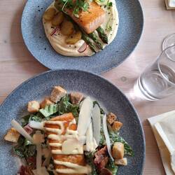 Lachs und Cesars Salat