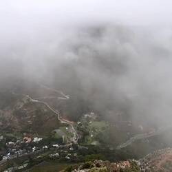 Nebel zieht auf, wie von einer Nebelmaschine