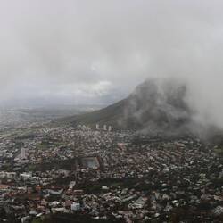 Immer wieder ziehen Wolken um uns herum auf...