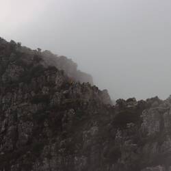 ...führt über einen schmalen Grat und feuchte rutschige Steine