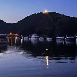 LED-Gipfelkreuz auf dem Zillesberg über der Marina Treis-Kaden... katholische Gegend