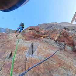 Mit den Steigeisen im Fels klettern. Eine Herausforderung