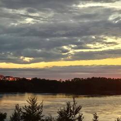 Heutiger Sonnenuntergang nach einem Gewitter über der Weichsel