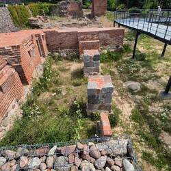 Überreste der Grundmauern der Ordensburg auf dem Hügel.