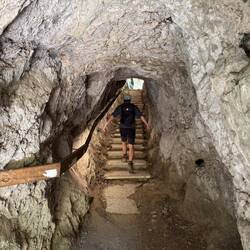 Manu kühlt sich in der Zugluft der Höhle