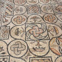 Mosaikfußboden, der die beiden großen Kulträume aus dem frühen 4.Jh. ziert.