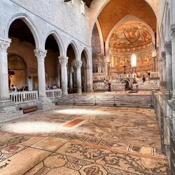 Das Mosaik der Basilika ist mit seinen 750 m² das größte des westlichen Christentums.