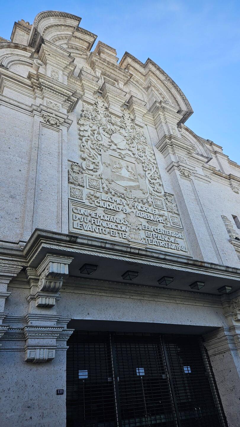 Teatherportal mit Steinmetzarbeiten