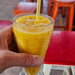 Täglicher Liter frischgeprester Saft. Heute Mango, Paasionsfrucht, Papaya.