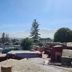 Kloster mit den Vulkanen im Hintergrund.