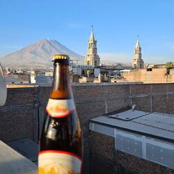 Biertrinken auf dem Vulkangürtel.