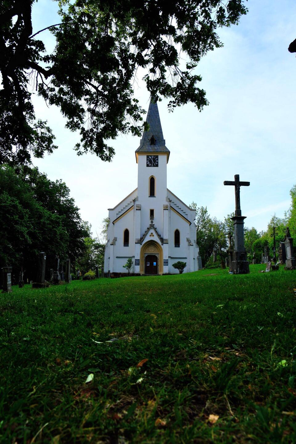 Die Kirche und der Friedhof in Glöckelberg