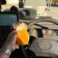 Irgend wann nach Stunden durch Staub und Salz. Mein Geburtstagsmenü: Scheiblettenkäse mit Brot. Toll