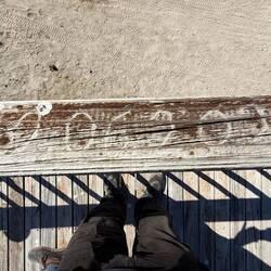 In 2022 war das Holz noch braun. Heute in 2025 ist die Verwitterung schon deutlich fortgeschritten.