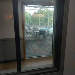 Wie man vorher sieht, hab ich ein Fenster, das geht zum Flur und auf den Indoorpool.