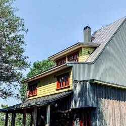 Eins der Nachbarhäuser