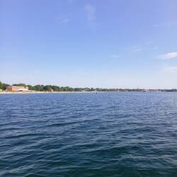 Blick vom Wasser auf Hotel Seelust und DLRG