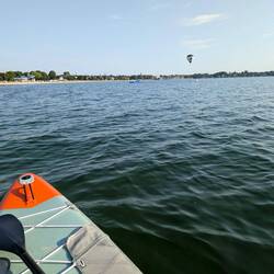 Blick auf Meewasser-Wellenbad mit Wasserrutsche, Schwimmponton und Seglerhafen