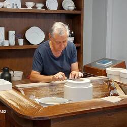 Formen, im Hintergrund ein gebranntes und ein ungebranntes Häferl