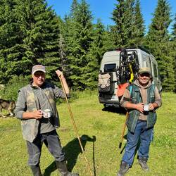 Wir treffen auf zwei nette Kuh Hirten!