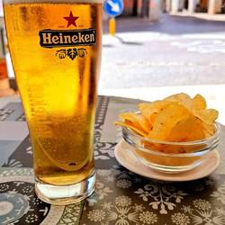 Ik zet me neer op een terras in Robbio. En plots begint het...