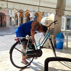 Een man geeft een les 'fietreparatie' voor alle aanwezigen. Zeer amusant.