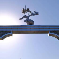 Ezgulik-Bogen - Störche symbolisieren seit langem Frieden und Ruhe im Land Usbekistan