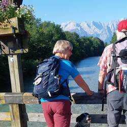 Auf der Loisach Brücke geht der Blick in Richtung Ziel...