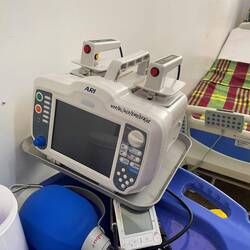 Defibrillator und externer Pacer